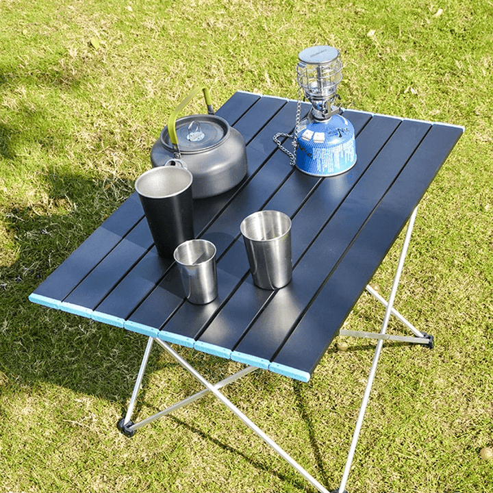 "Svart ultralätt hopfällbart bord av aluminiumlegering, perfekt för camping och picknick, med minimalistisk design."