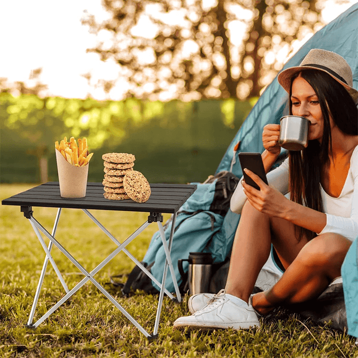 "Svart ultralätt hopfällbart bord av aluminiumlegering, perfekt för camping och picknick, med minimalistisk design."