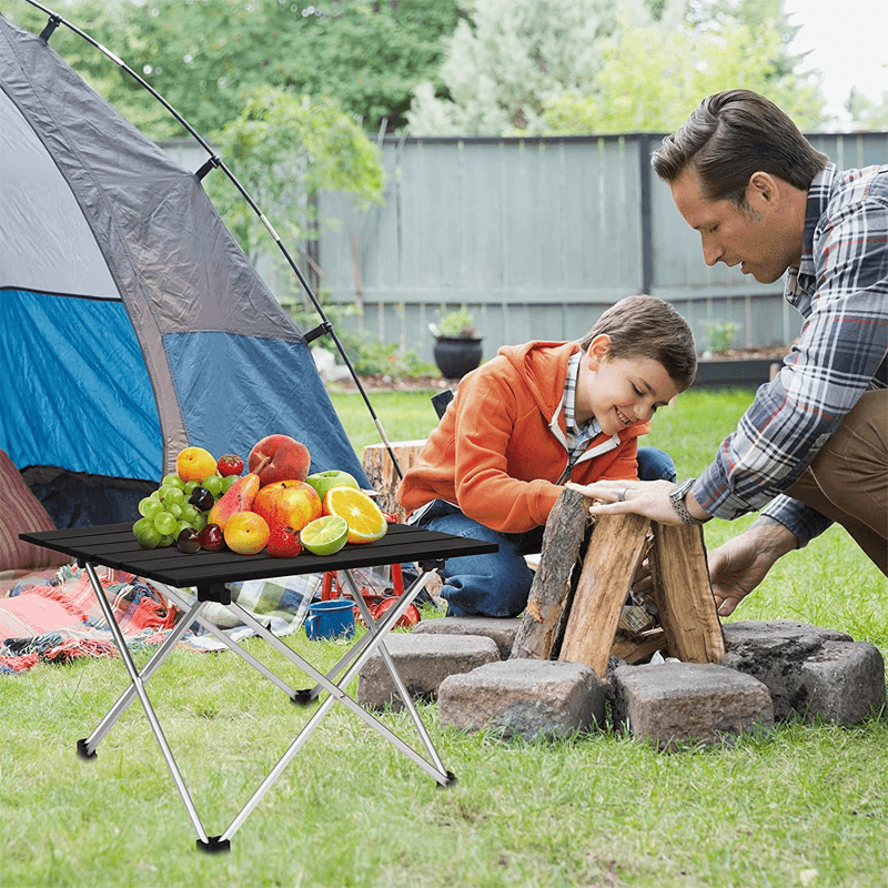 "Svart ultralätt hopfällbart bord av aluminiumlegering, perfekt för camping och picknick, med minimalistisk design."