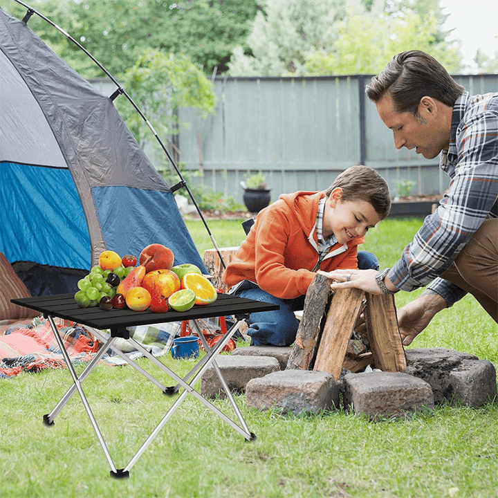 "Svart ultralätt hopfällbart bord av aluminiumlegering, perfekt för camping och picknick, med minimalistisk design."