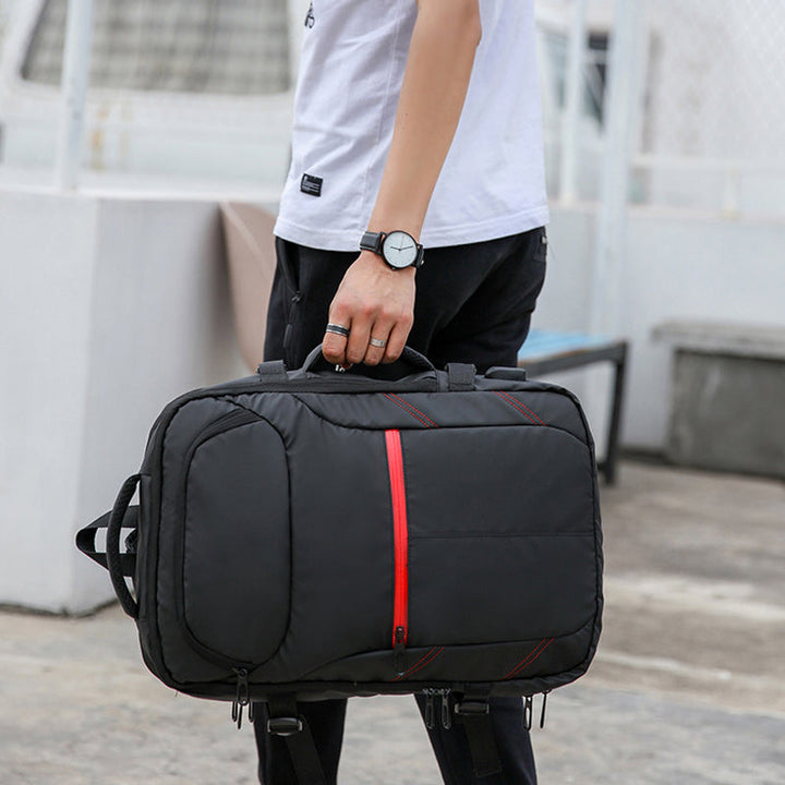 "Svart, vattentät ryggsäck för män med USB-laddningsport, stora fickor och justerbara vadderade remmar."