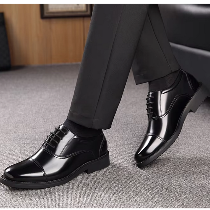 "Svarta lackskinn Oxford herrskor, Cap Toe design, elegant och sofistikerad look, perfekt för formella tillfällen."