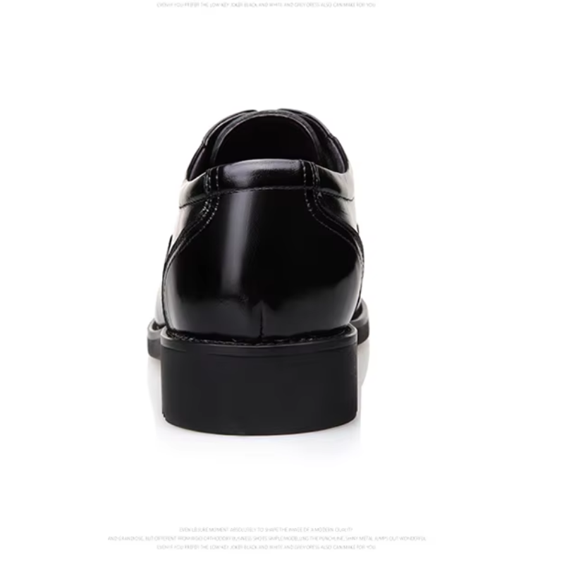 "Svarta lackskinn Oxford herrskor, Cap Toe design, elegant och sofistikerad look, perfekt för formella tillfällen."