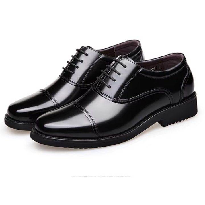 "Svarta lackskinn Oxford herrskor, Cap Toe design, elegant och sofistikerad look, perfekt för formella tillfällen."