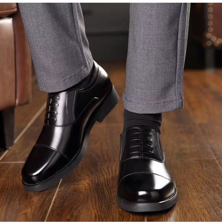 "Svarta lackskinn Oxford herrskor, Cap Toe design, elegant och sofistikerad look, perfekt för formella tillfällen."