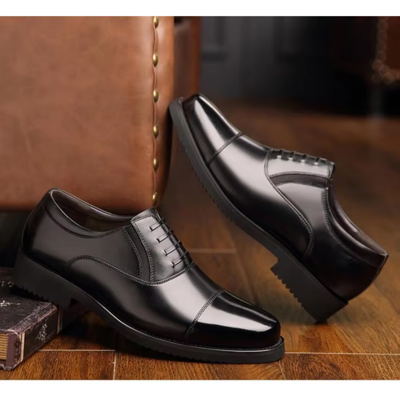 "Svarta lackskinn Oxford herrskor, Cap Toe design, elegant och sofistikerad look, perfekt för formella tillfällen."
