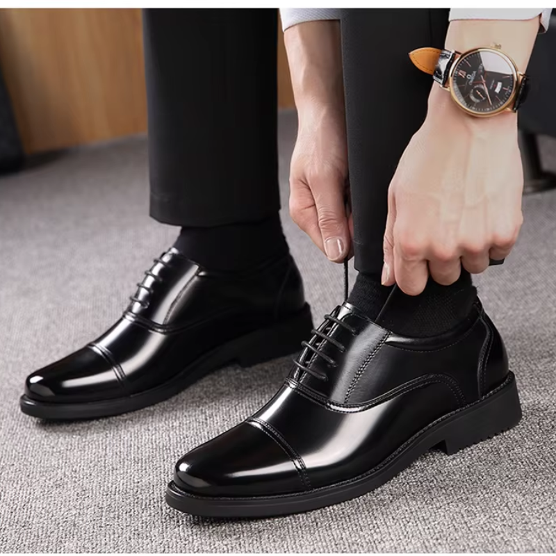 "Svarta lackskinn Oxford herrskor, Cap Toe design, elegant och sofistikerad look, perfekt för formella tillfällen."