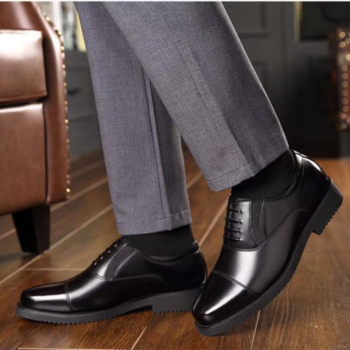 "Svarta lackskinn Oxford herrskor, Cap Toe design, elegant och sofistikerad look, perfekt för formella tillfällen."