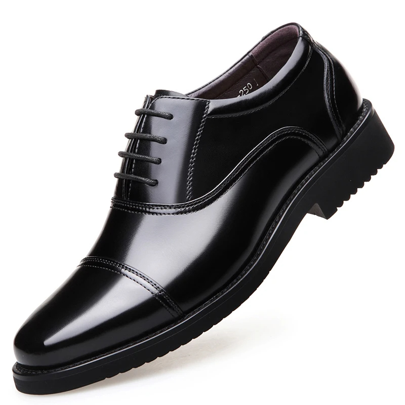 "Svarta lackskinn Oxford herrskor, Cap Toe design, elegant och sofistikerad look, perfekt för formella tillfällen."