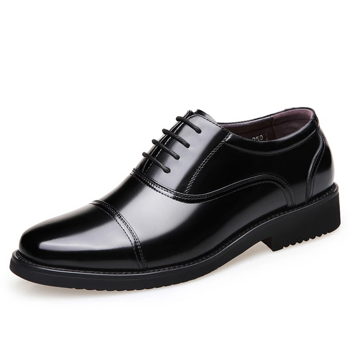 "Svarta lackskinn Oxford herrskor, Cap Toe design, elegant och sofistikerad look, perfekt för formella tillfällen."