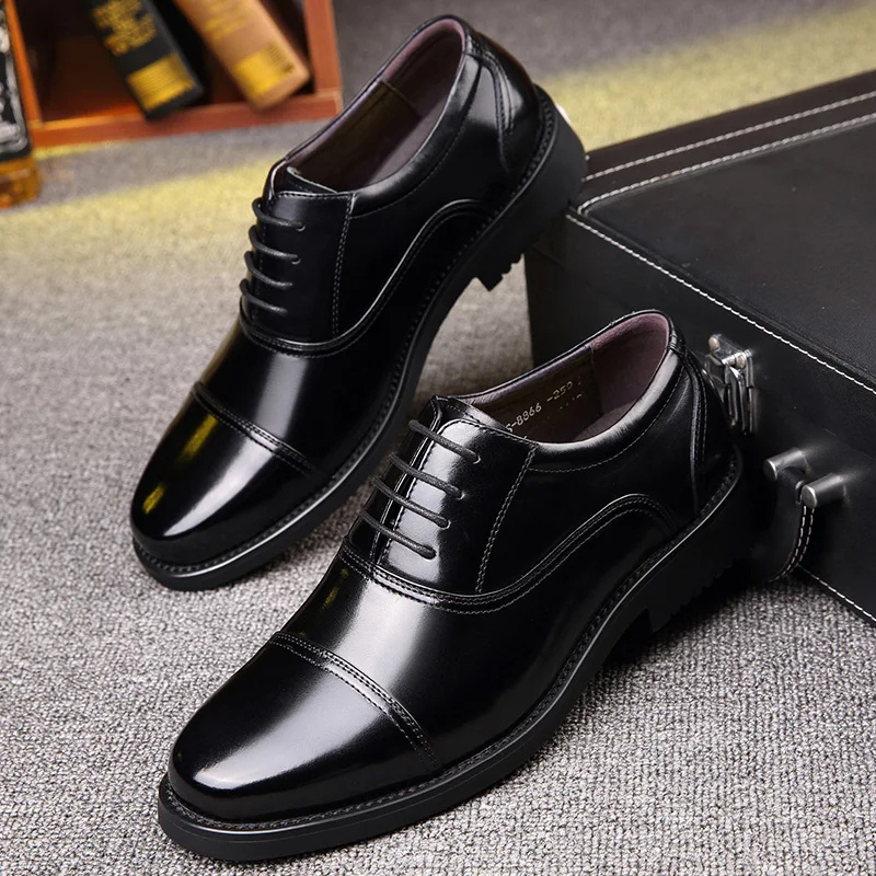 "Svarta lackskinn Oxford herrskor, Cap Toe design, elegant och sofistikerad look, perfekt för formella tillfällen."