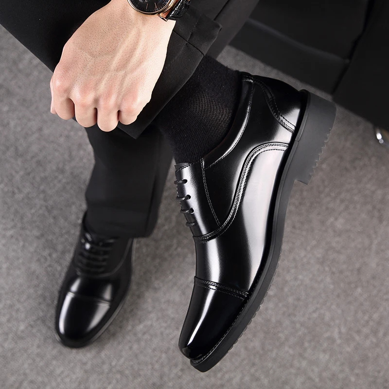 "Svarta lackskinn Oxford herrskor, Cap Toe design, elegant och sofistikerad look, perfekt för formella tillfällen."