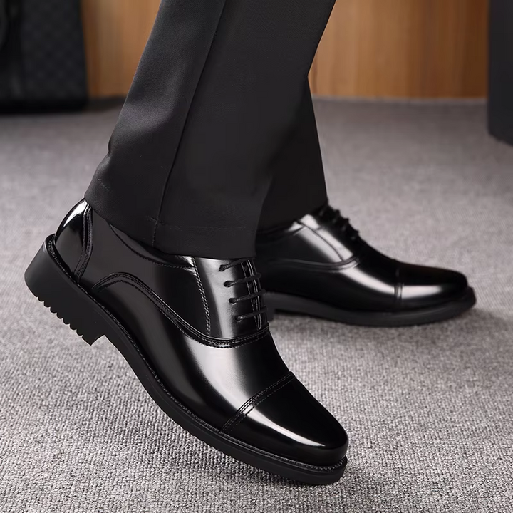 "Svarta lackskinn Oxford herrskor, Cap Toe design, elegant och sofistikerad look, perfekt för formella tillfällen."