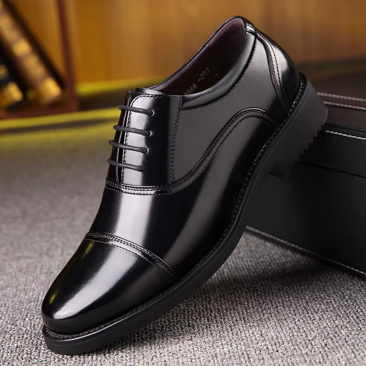 "Svarta lackskinn Oxford herrskor, Cap Toe design, elegant och sofistikerad look, perfekt för formella tillfällen."