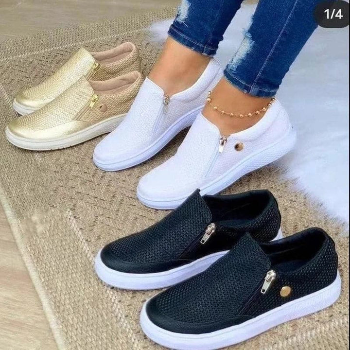 "Svarta mesh zip-up sneakers med vita flexibla sulor och sidodragkedja för enkel påtagning, perfekt kombination av stil och k