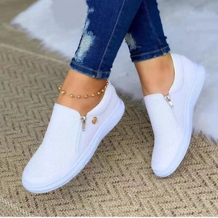 "Svarta mesh zip-up sneakers med vita flexibla sulor och sidodragkedja för enkel påtagning, perfekt kombination av stil och k
