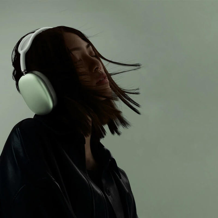 Tekniskt diagram över de trådlösa Bluetooth-hörlurarnas funktioner, inklusive mikrofon och ljudkvalitet.