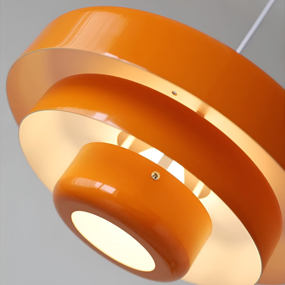 Taklampa i orange vintage stil med skandinavisk design för elegant och energieffektiv belysning i hem eller kontor.