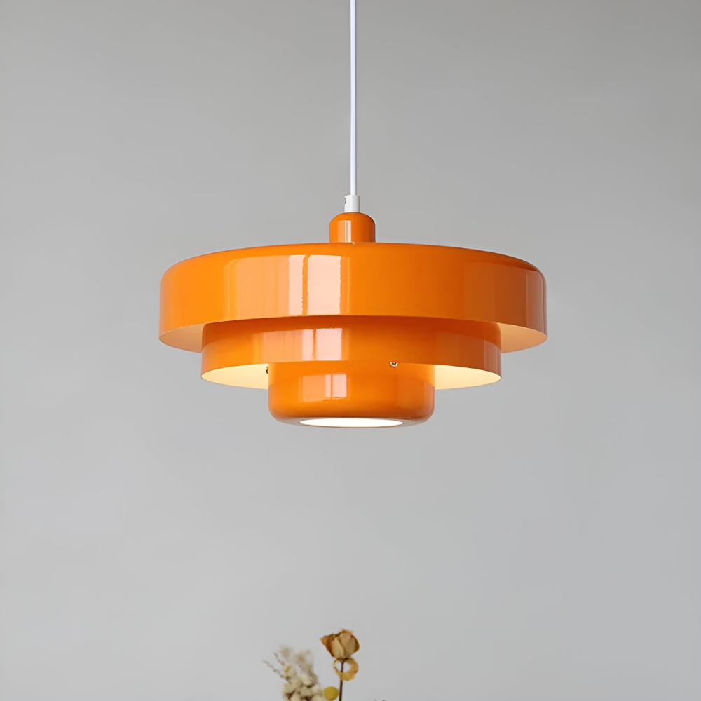 Taklampa i orange vintage stil med skandinavisk design för elegant och energieffektiv belysning i hem eller kontor.
