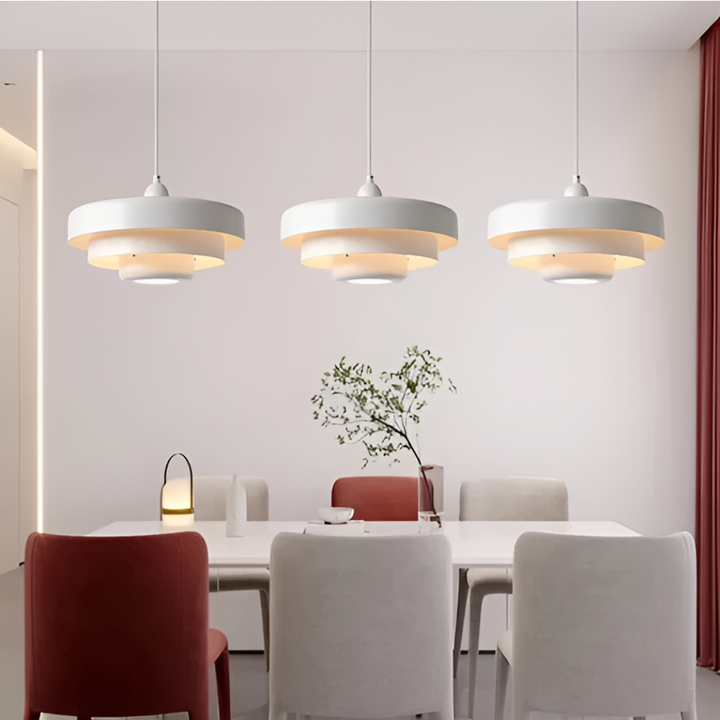 Taklampa i orange vintage stil med skandinavisk design för elegant och energieffektiv belysning i hem eller kontor.