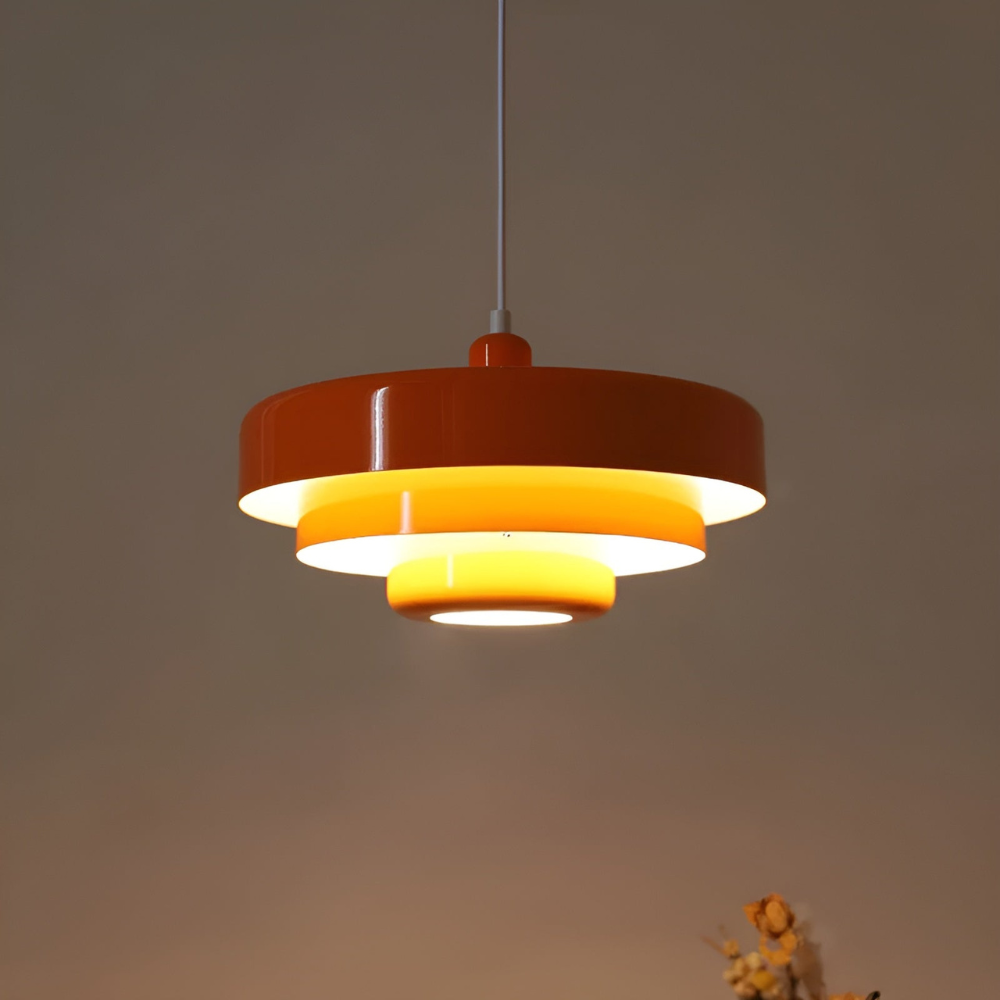 Taklampa i orange vintage stil med skandinavisk design för elegant och energieffektiv belysning i hem eller kontor.