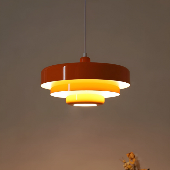 Taklampa i orange vintage stil med skandinavisk design för elegant och energieffektiv belysning i hem eller kontor.