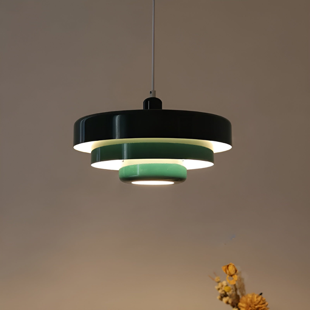 Taklampa i orange vintage stil med skandinavisk design för elegant och energieffektiv belysning i hem eller kontor.