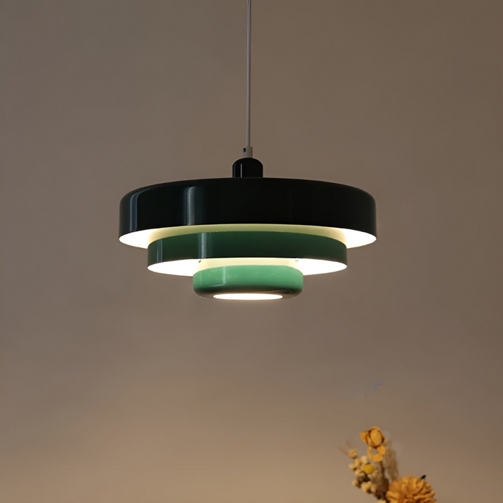 Taklampa i orange vintage stil med skandinavisk design för elegant och energieffektiv belysning i hem eller kontor.