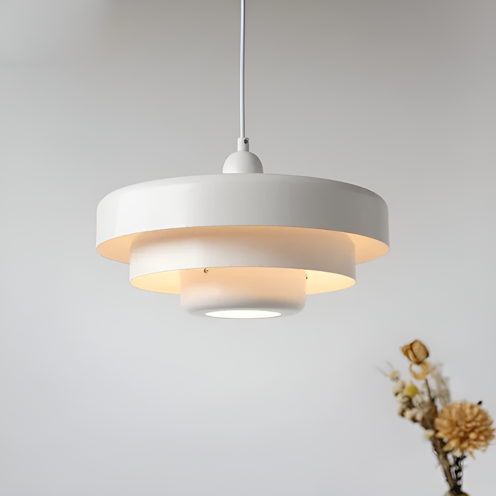 Taklampa i orange vintage stil med skandinavisk design för elegant och energieffektiv belysning i hem eller kontor.