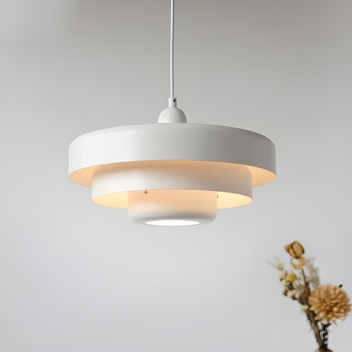 Taklampa i orange vintage stil med skandinavisk design för elegant och energieffektiv belysning i hem eller kontor.