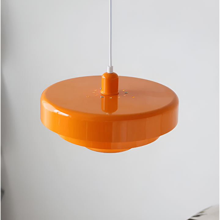 Taklampa i orange vintage stil med skandinavisk design för elegant och energieffektiv belysning i hem eller kontor.