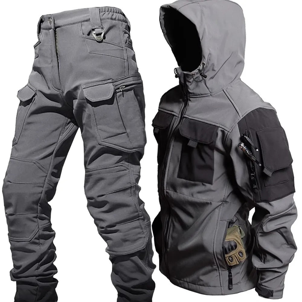 "Taktiskt herrarnas set, regntåligt softshell, mörk jacka och byxa, perfekt för utomhusäventyr och friluftsliv."