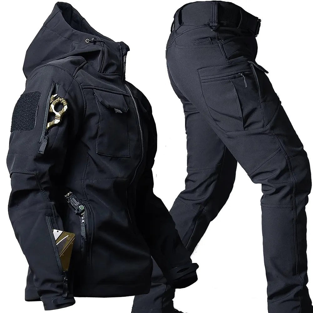 "Taktiskt herrarnas set, regntåligt softshell, mörk jacka och byxa, perfekt för utomhusäventyr och friluftsliv."