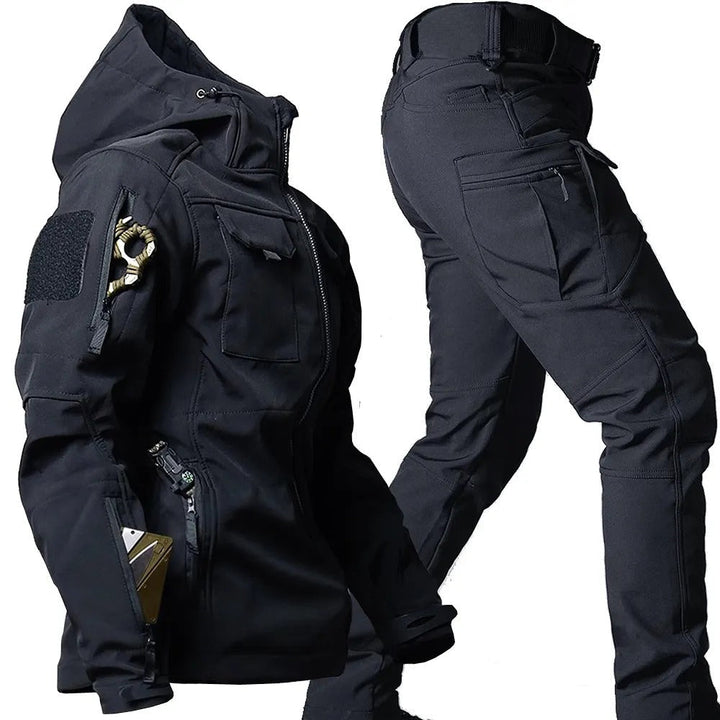 "Taktiskt herrarnas set, regntåligt softshell, mörk jacka och byxa, perfekt för utomhusäventyr och friluftsliv."