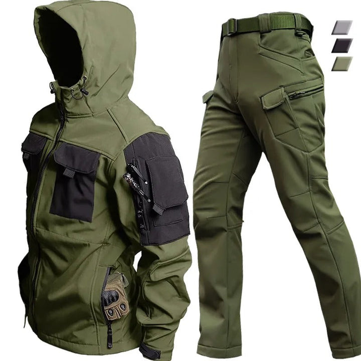 "Taktiskt herrarnas set, regntåligt softshell, mörk jacka och byxa, perfekt för utomhusäventyr och friluftsliv."