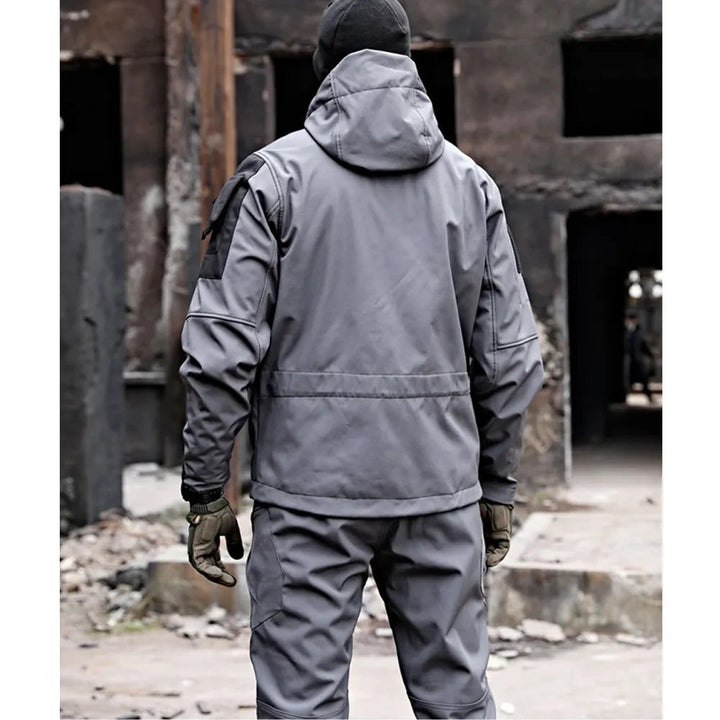 "Taktiskt herrarnas set, regntåligt softshell, mörk jacka och byxa, perfekt för utomhusäventyr och friluftsliv."