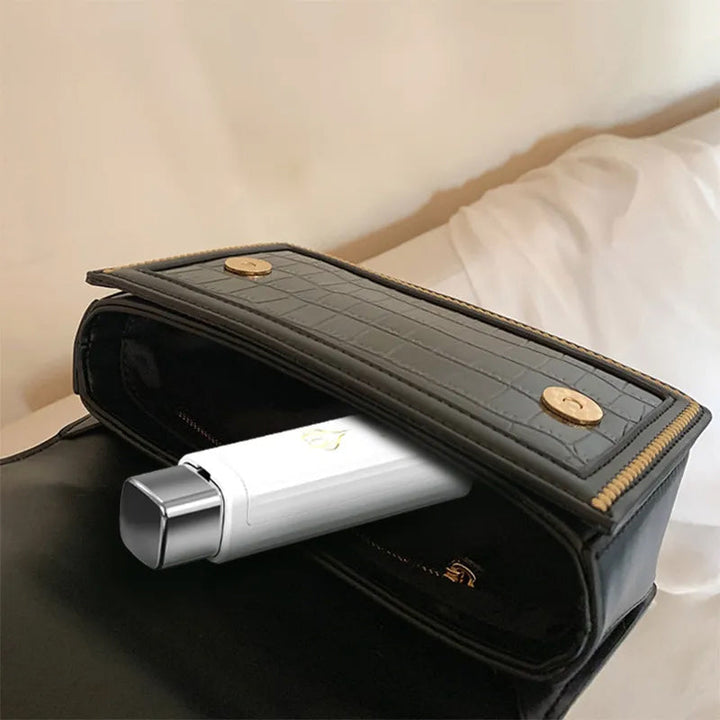 "Tandtrådsdispenser för resor i grön, rosa, vit. Bärbar och kompakt accessoar för enkel användning och påfyllning."