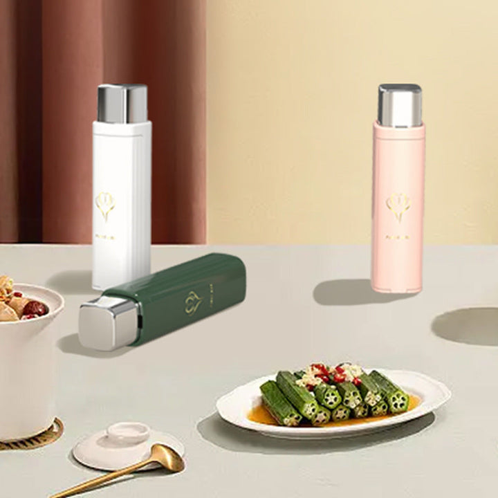 "Tandtrådsdispenser för resor i grön, rosa, vit. Bärbar och kompakt accessoar för enkel användning och påfyllning."