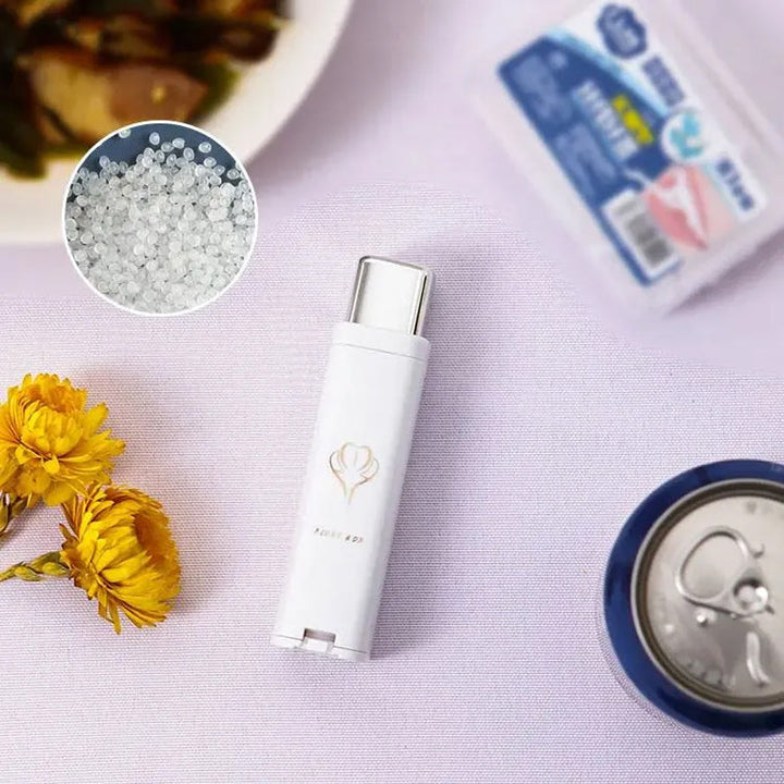 "Tandtrådsdispenser för resor i grön, rosa, vit. Bärbar och kompakt accessoar för enkel användning och påfyllning."