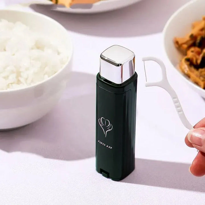 "Tandtrådsdispenser för resor i grön, rosa, vit. Bärbar och kompakt accessoar för enkel användning och påfyllning."