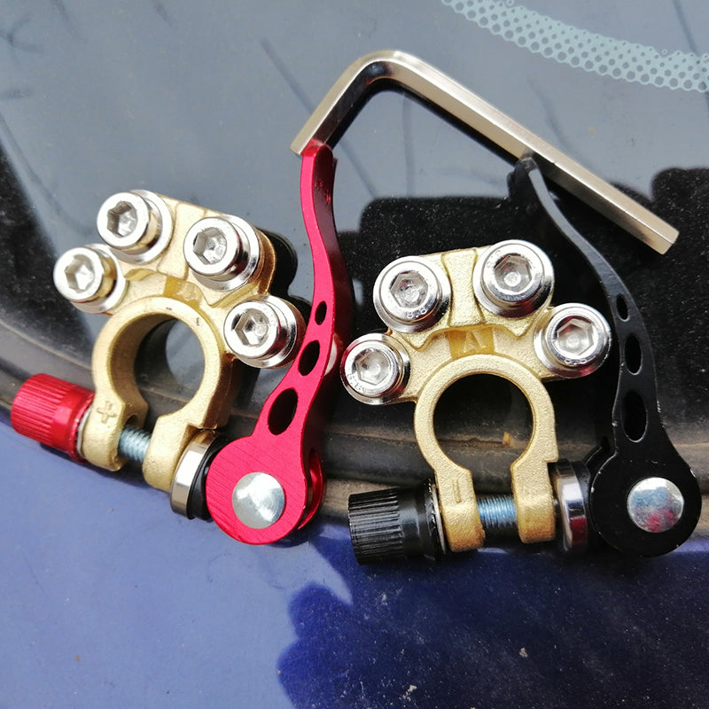 "Terminalkontakt i mässing och rostfritt stål, hållbar och korrosionsbeständig för säkra elektriska anslutningar i fordon."