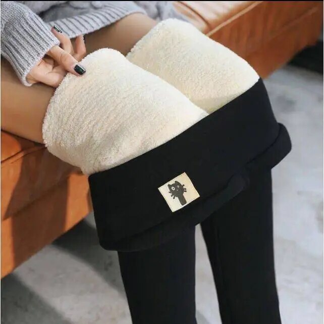 "Tjocka fleecefodrade leggings för kvinnor, svart färg, hög midja, mjuk fleece insida idealisk för vinterkomfort."