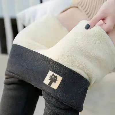 "Tjocka fleecefodrade leggings för kvinnor, svart färg, hög midja, mjuk fleece insida idealisk för vinterkomfort."