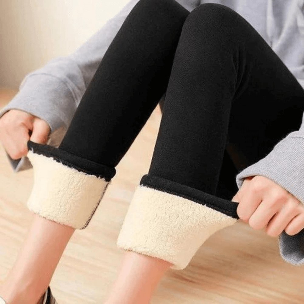 "Tjocka fleecefodrade leggings för kvinnor, svart färg, hög midja, mjuk fleece insida idealisk för vinterkomfort."