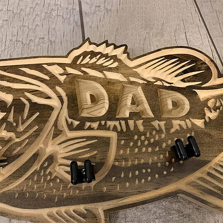 "Trä fiskespöhållare väggmonterad för sportfiskare, rymmer sex spön, elegant design perfekt för stuga eller sjöhus."