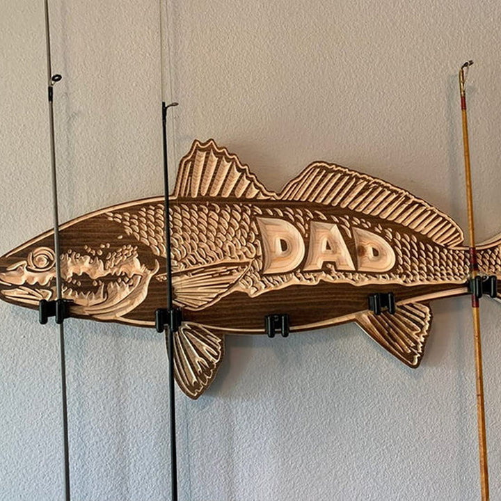 "Trä fiskespöhållare väggmonterad för sportfiskare, rymmer sex spön, elegant design perfekt för stuga eller sjöhus."