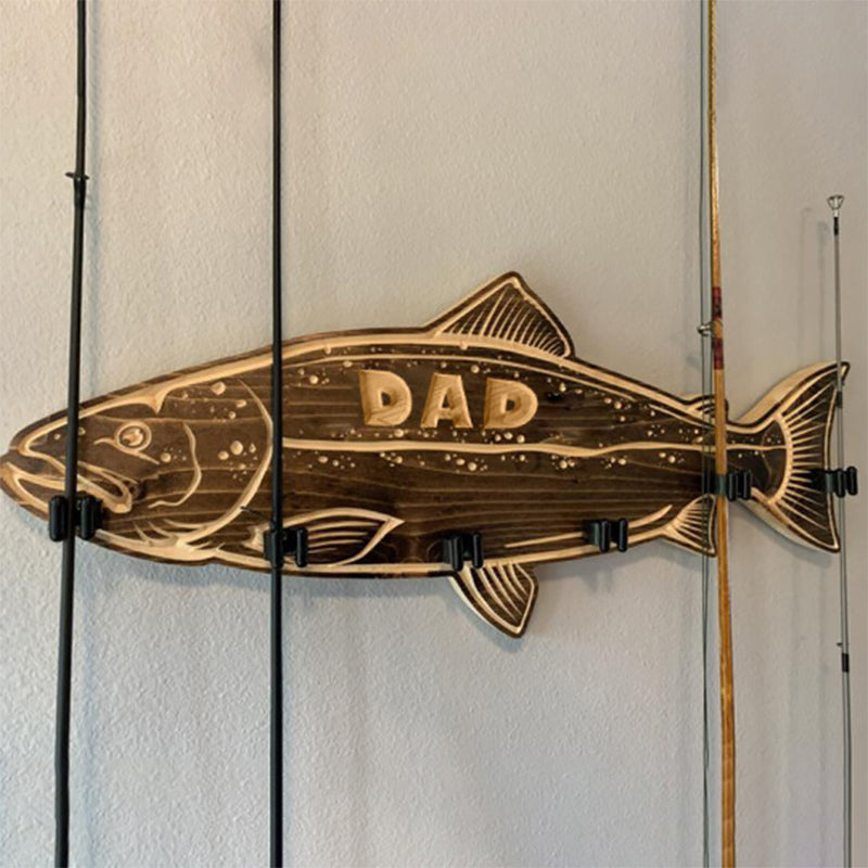 "Trä fiskespöhållare väggmonterad för sportfiskare, rymmer sex spön, elegant design perfekt för stuga eller sjöhus."