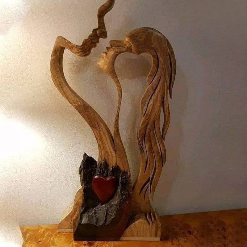"Trä Kärleksfigur Dekoration - konstnärlig, romantisk staty för hemmet, med elegant böjda linjer, passar alla stilar."