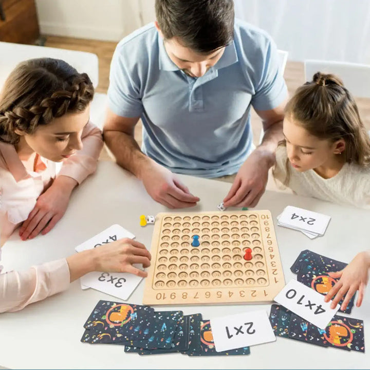 "Trä multiplikationsbrädspel för barn - interaktiv lärandeleksak med färgglada bitar och kort för matematikträning"