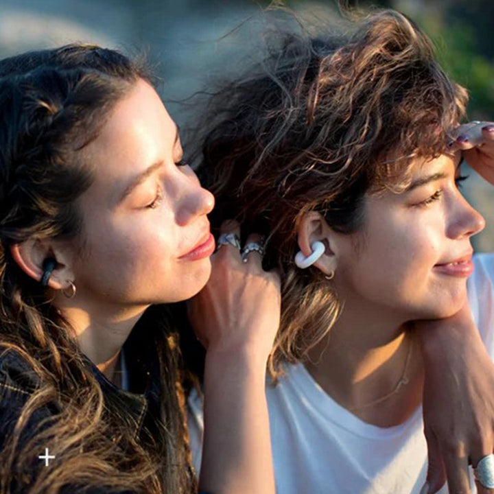 "Trådlösa hörlurar med öronklämma i svart, benledningsteknik, stilren design, perfekt för komfort och klart ljud."